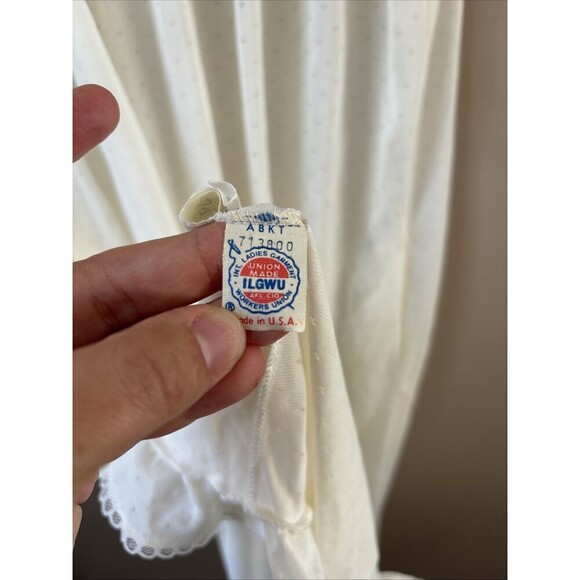 Vintage ILGWU White Nightgown Women’s Size Small, Lace Hem, Button Front - Picture 8 of 9